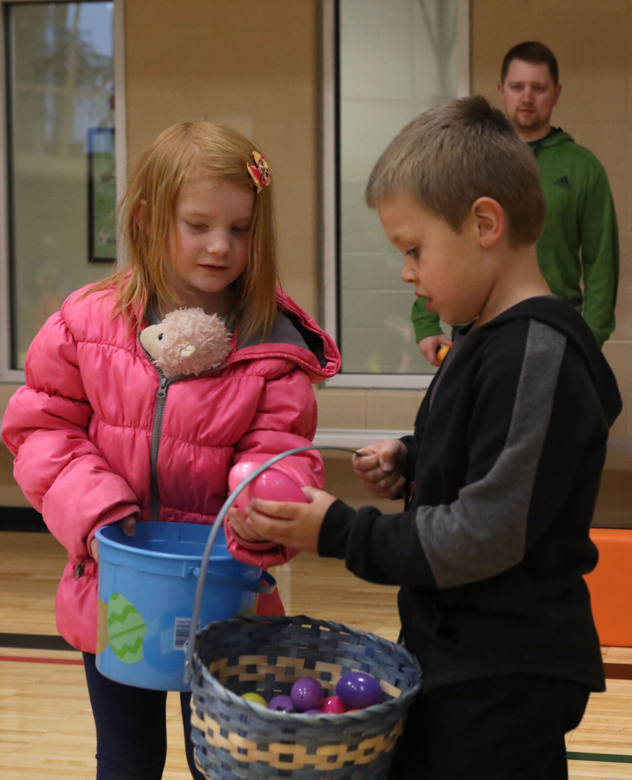 Gloria and Jacob compare eggs